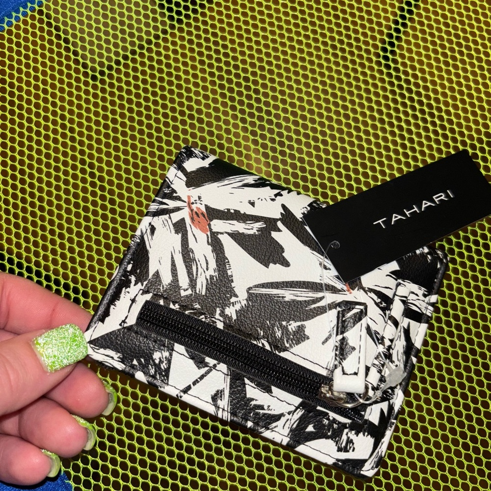 NEW Tahari Wallet
